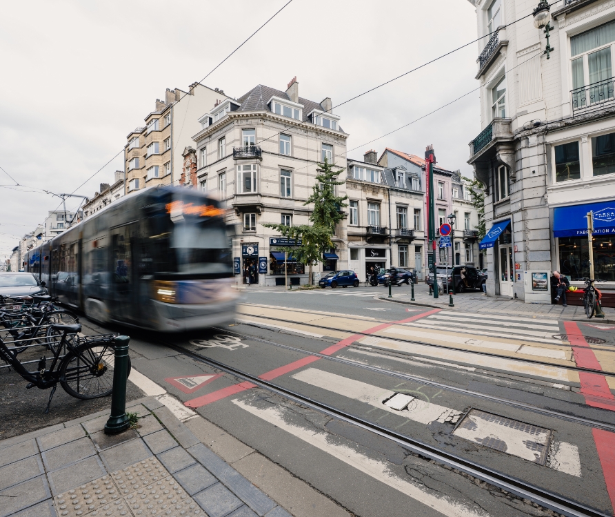Tram in de buurt van Atelier Moris